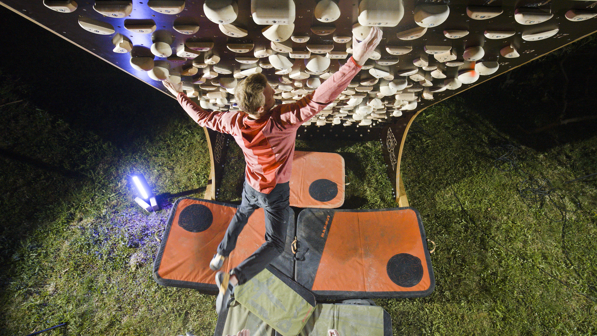 Jakob Schubert klettern an der Freewall